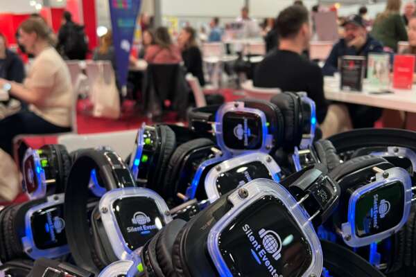 Sopie O Neill blickt in die Kamera