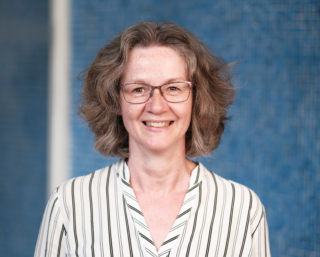 Monica Wellmann lächelt in die Kamera.