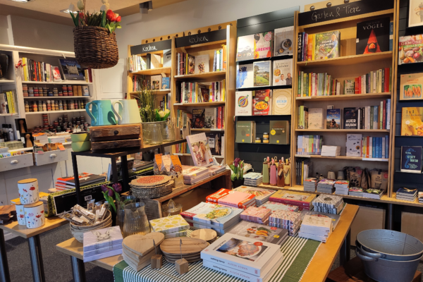 Der Büchertisch in der Kochecke bestückt mit Büchern und passend dekoriert in der Bücherinsel in Dieburg. 