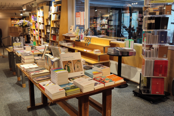 Ein Tisch gefüllt mit Büchern in der Bücherinsel in Dieburg. 