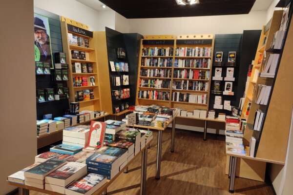 Bücherregale und Büchertische in der Krimi-Ecke der Bücherinsel in Dieburg. 