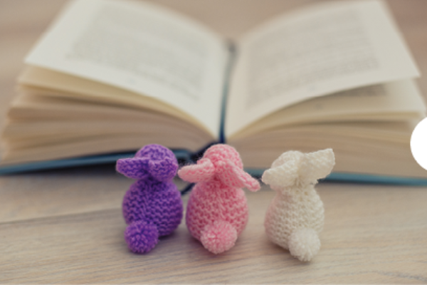 Gestrickte Hasen vor Buch 