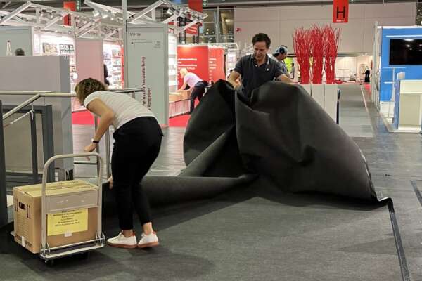 Aufbau für die Buchmesse.