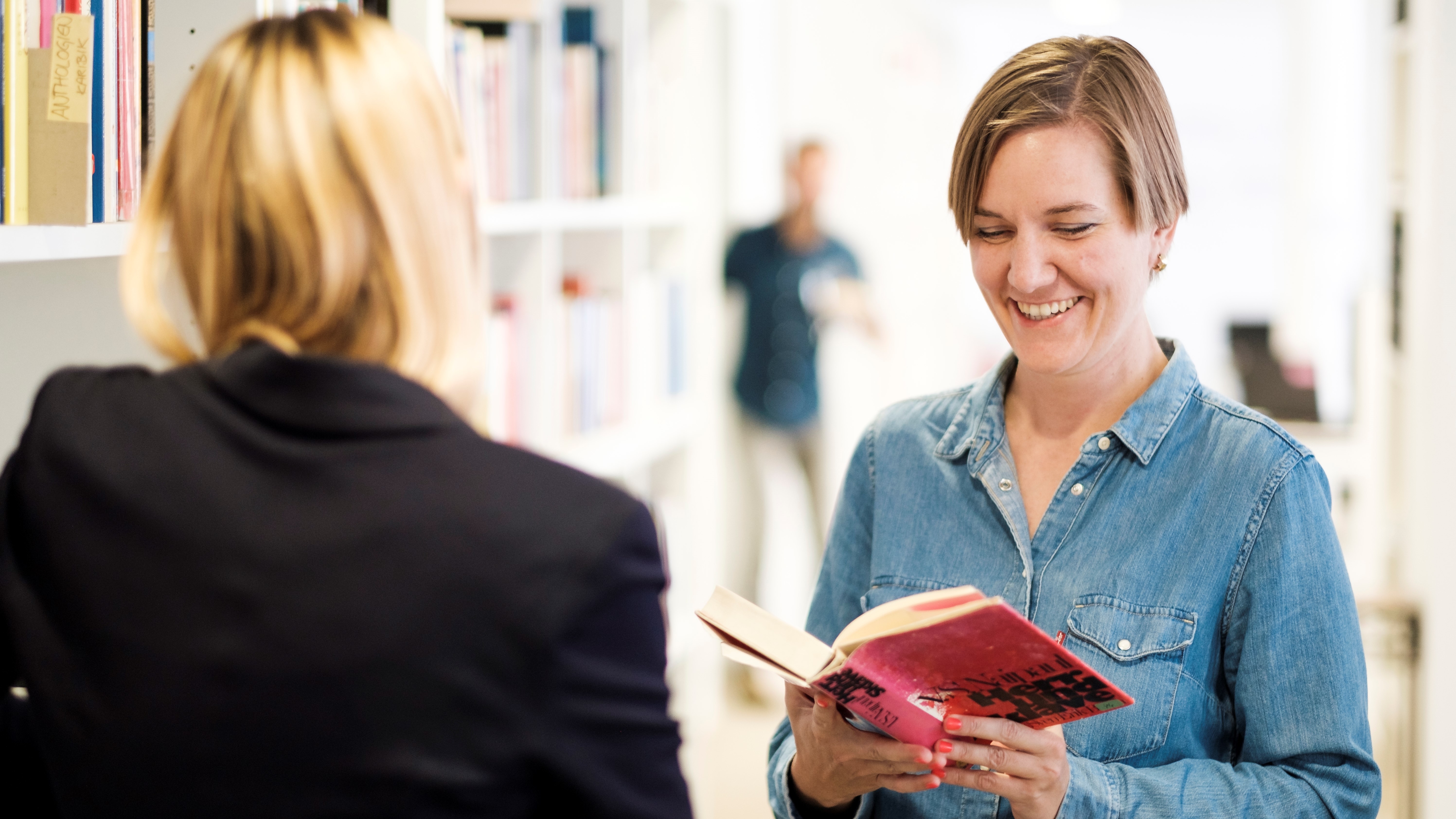 MVB Mitarbeiterin hält ein Buch in den Händen