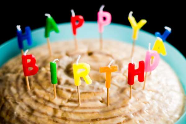 Grafik zum 75. MVB Geburtstag zeigt einen Kuchen mit "Happy Birthday" Kerzen.