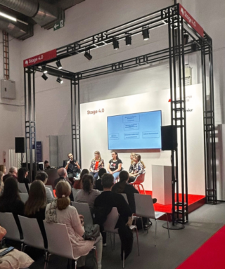 Nina Rothe, Katrin Friedl, Maren Starke, Valeska Wagner und eine weitere Person im Gespräch am Karrieretag auf der Frankfurter Buchmesse