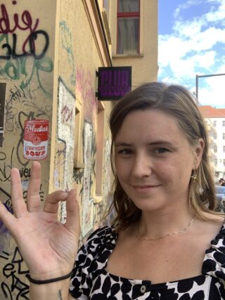 Ein Selfie von Jona Kruetzfeld draußen beim warmen Wetter.
