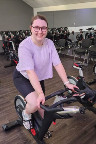 Miriam Schumm auf einem Spinning Bike im Fitnessstudio