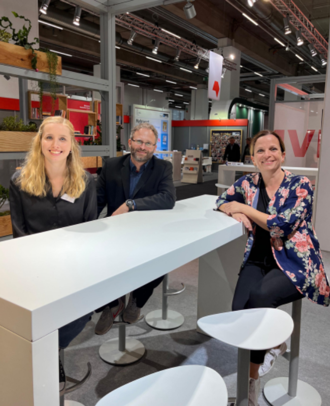 Maren Starke, Johannes Freidank und Valeska Wagner am Stand des Börsenvereins auf der Frankfurter Buchmesse
