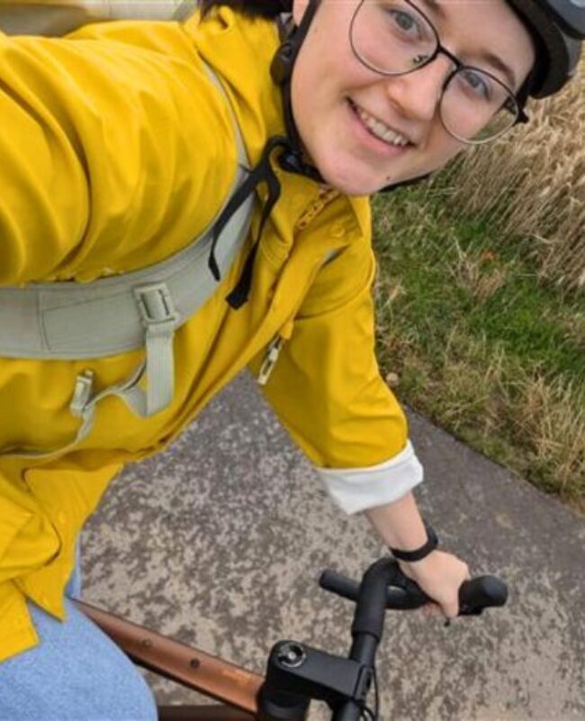 Franzsika Werum fährt Fahrrad.