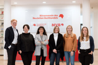 Die Personalabteilung von MVB steht gemeinsam vor dem Empfang im Haus des Buches.