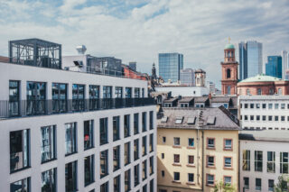 Blick auf das Haus des Buches mit der Skyline Frankfurts im Hintergrund