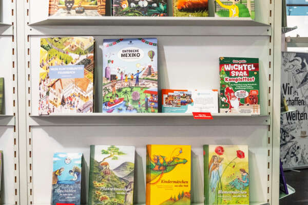 Regalwand Bilderbuecher Maerchen 1