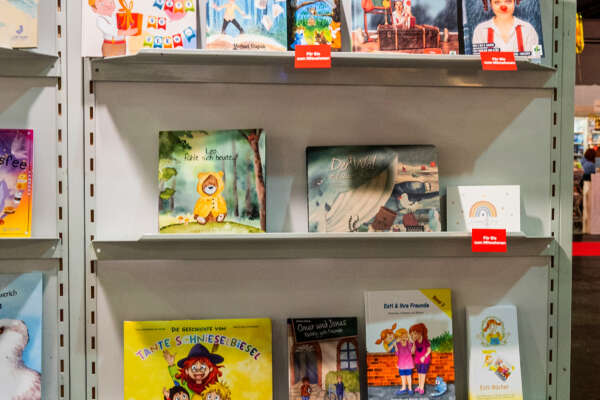 Regalwand Bilderbuecher Maerchen 3