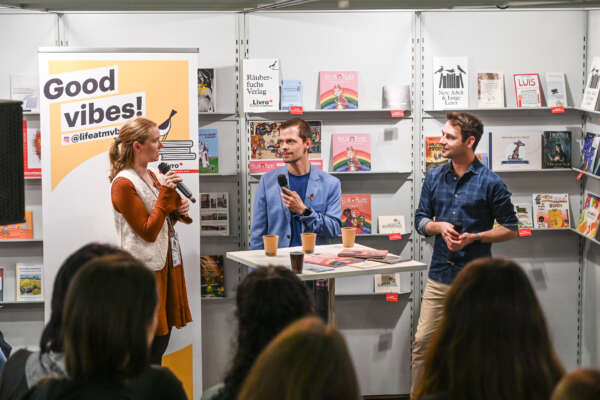 Drei Diskutierende der Livro-Veranstaltung im Gespräch