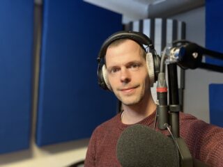 Kai ist bereit für die Aufnahme eines Podcasts in seinem Podcast-Studio