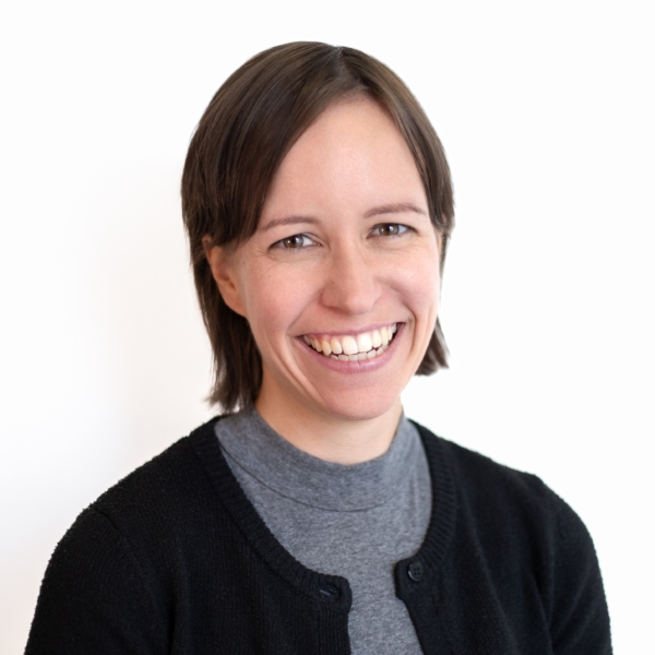 Portrait von Berit Smolla vor einer weißen Wand.