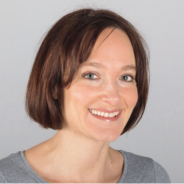 Portrait von Nadja Einmann, die in die Kamera lächelt.
