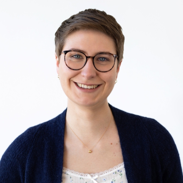 Portraitbild von Frederike Zlotnik, die direkt in die Kamera schaut.