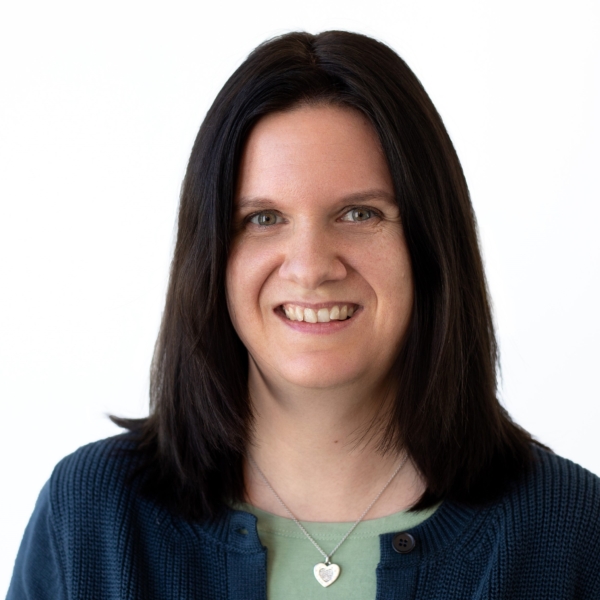 Portraitbild von Karolin Weide, die direkt in die Kamera schaut.