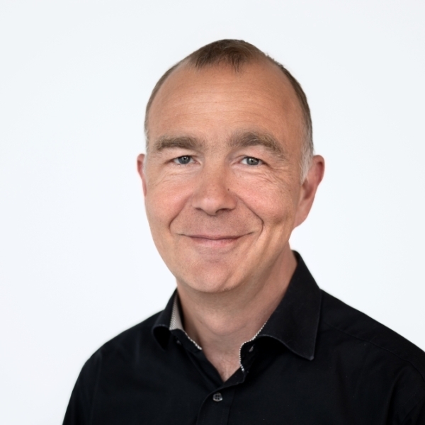 Portrait von Jörg Gerschlauer, der in die Kamera lächelt.