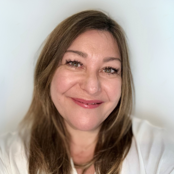 Portrait von Joana Shaw vor einer weißen Wand