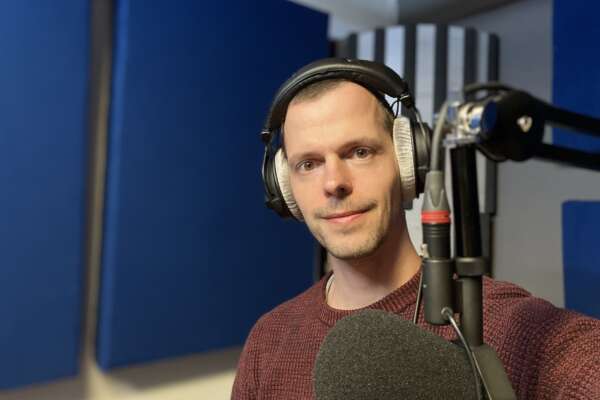 Kai ist bereit für die Aufnahme eines Podcasts in seinem Podcast-Studio