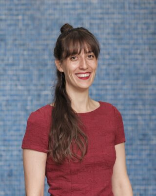 Portrait von Rahel vor einer blau gekachelten Wand