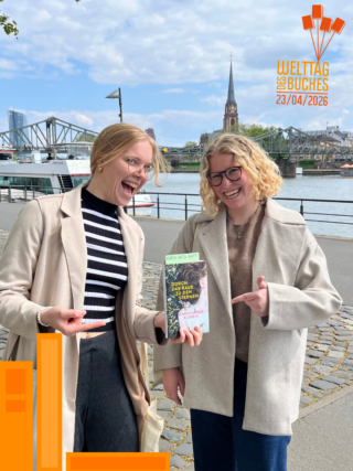 Emely und Ronja verstecken Bücher in der Altstadt.
