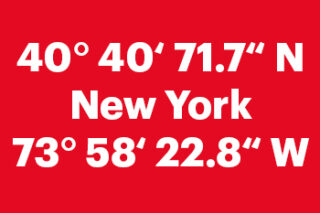 Auf einem roten Hintergrund steht in weiß "New York", darunter und darüber stehen die Geodaten von New York.