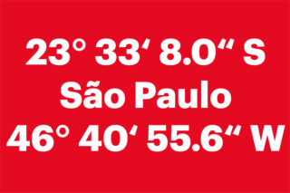Auf einem roten Hintergrund steht in weiß "São Paulo", darunter und darüber stehen die Geodaten von São Paulo.