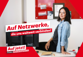 Ines Roth auf einem Schreibtisch und Lächelt in die Kamera. Daneben steht" Auf Netzwerke, die und weltweit verbinden!".