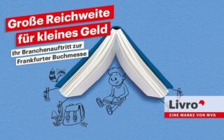 Livro Messemotiv zeigt ein umgedrehtes, offenes Buch, unter dem ein gezeichnetes Kind sitzt das liest. Daneben steht "Große Reichweite für kleines Geld".