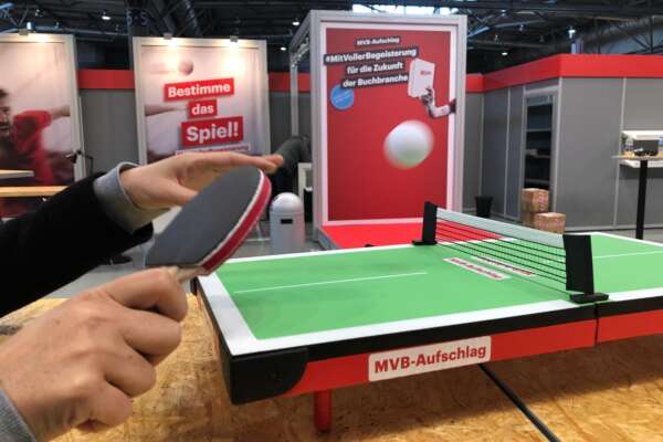 Kleines Tisch-Volleyballfeld am MVB Messestand.