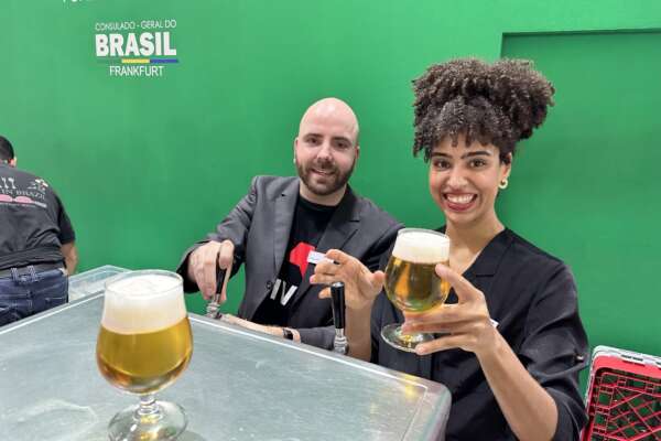 Ein Mann und eine Frau stoßen mit Bier auf die Frankfurter Buchmesse 2022 an.