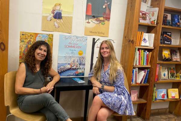 Olivia Zielke mit Inhaberin Elena Meliveo.
