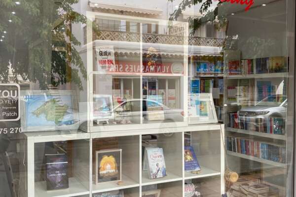 Schaufenster von Marlies' Deutscher Buchhandlung.