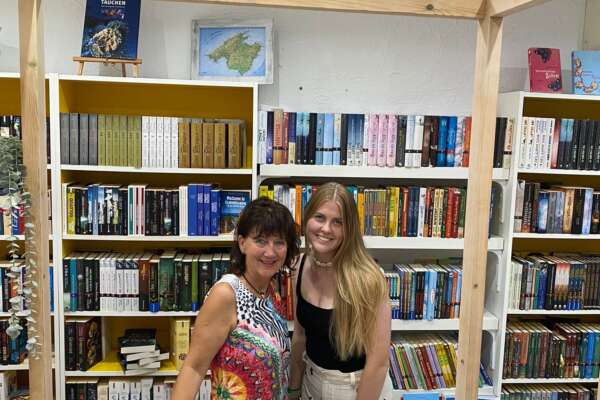 Olivia Zielke mit der Inhaberin Marlies Wulf.
