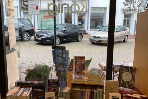 Ein Schaufenster von innen, welches zur Buchhandlung Bücher König gehört. 