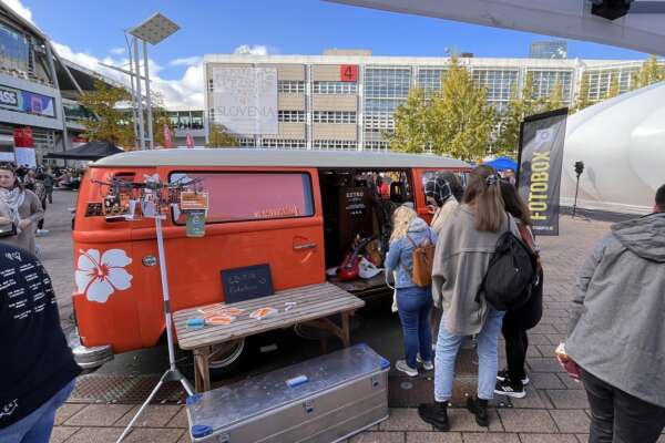 Der orangene VW-Foto-Bulli von VLB-TIX. 