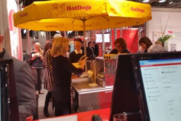 Eine Frau verteilt an einem Stand Hot-Dogs im Jahr 2015. 