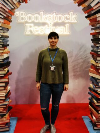 Julia Moldenhauer steht in einem Bogen aus Bücher.