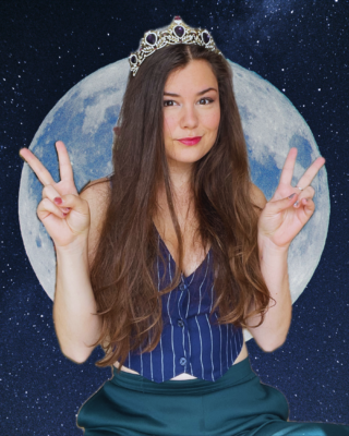 Bloggerin Sophie Edina trägt eine Krone vor dem Hintergrund eines Mondes