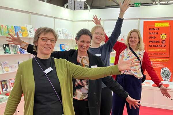 Susanne Hirsch, Katharina Oppitz, Ronja Ferkinghoff und Frauke Kirchoff-Alt stehen in einer Reihe mit erhobenen Armen