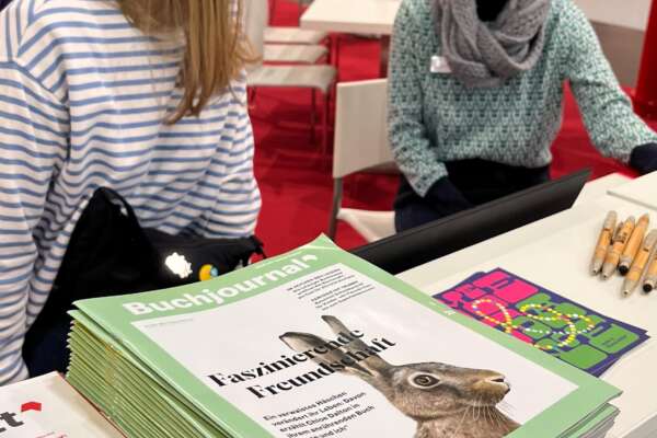 Buchjournal-Stapel liegt auf der Infotheke
