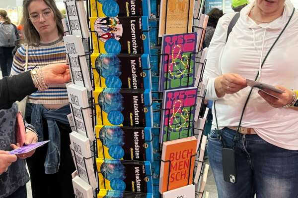 Ein Postkartenständer gut bestückt mit Materialien.