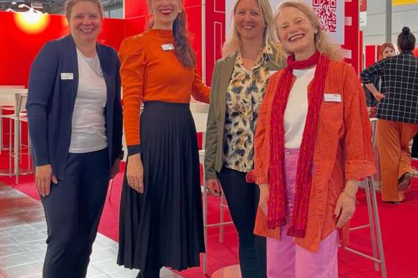 Vier Frauen stehen nebeneinander an unserem Messestand.