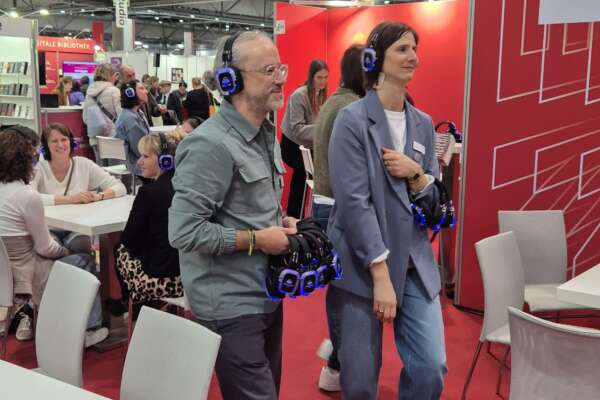 Zwei Personen tanzen mit Silent-Disco-Kopfhörern.