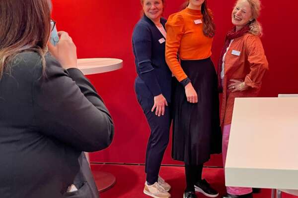 Daniela Kahl, Rahel Trotta und Susanne Fuchs werden von Katrin Friedl fotografiert