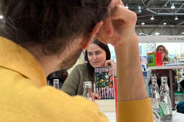 Eine Bloggerin stellt ein Buch vor.